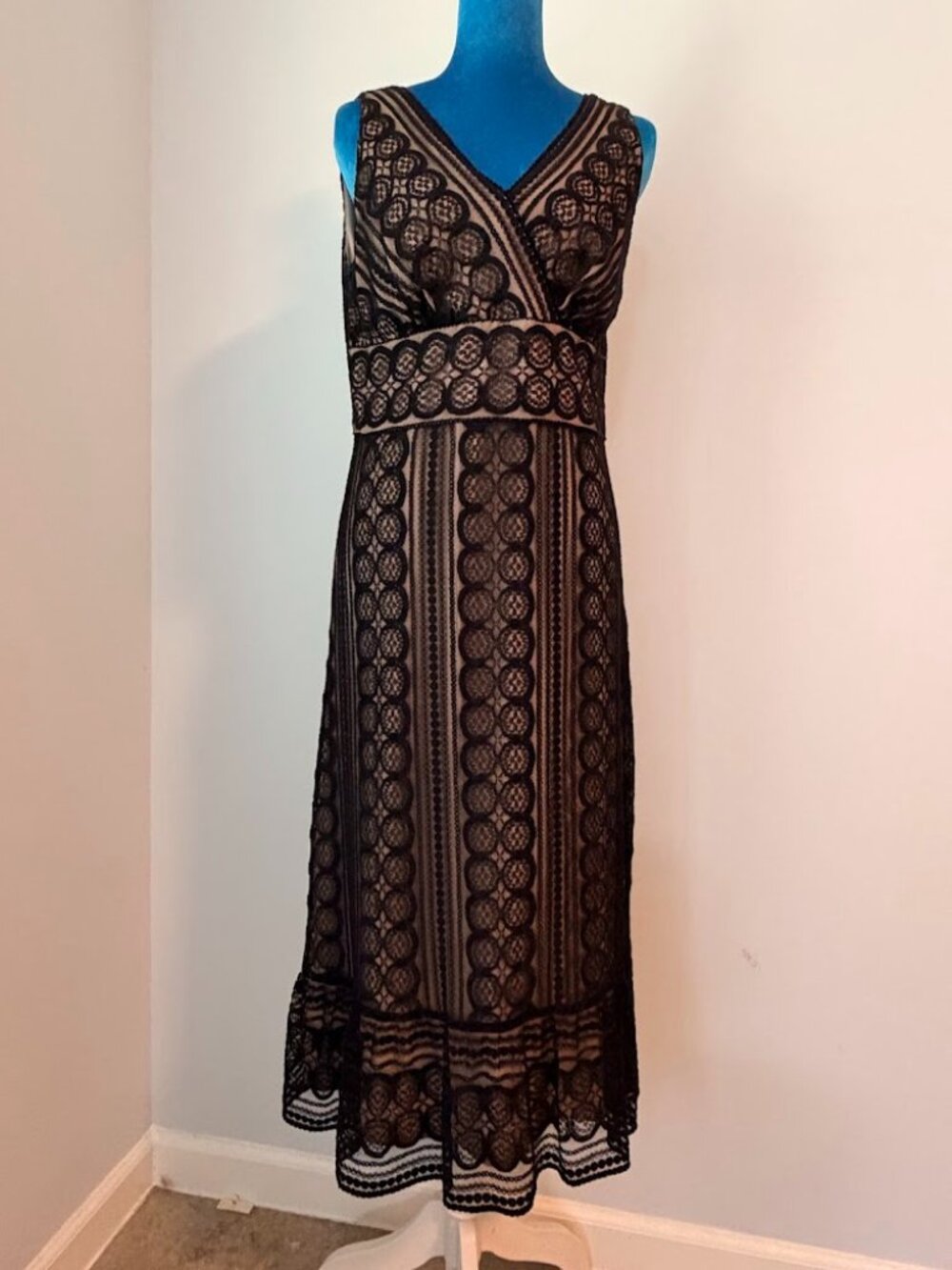 Ann Taylor LOFT Lace Midi Dress Black Nude Lined V Neck Size 8